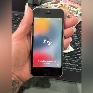 iPhone SE  SILVER UNLOCKED